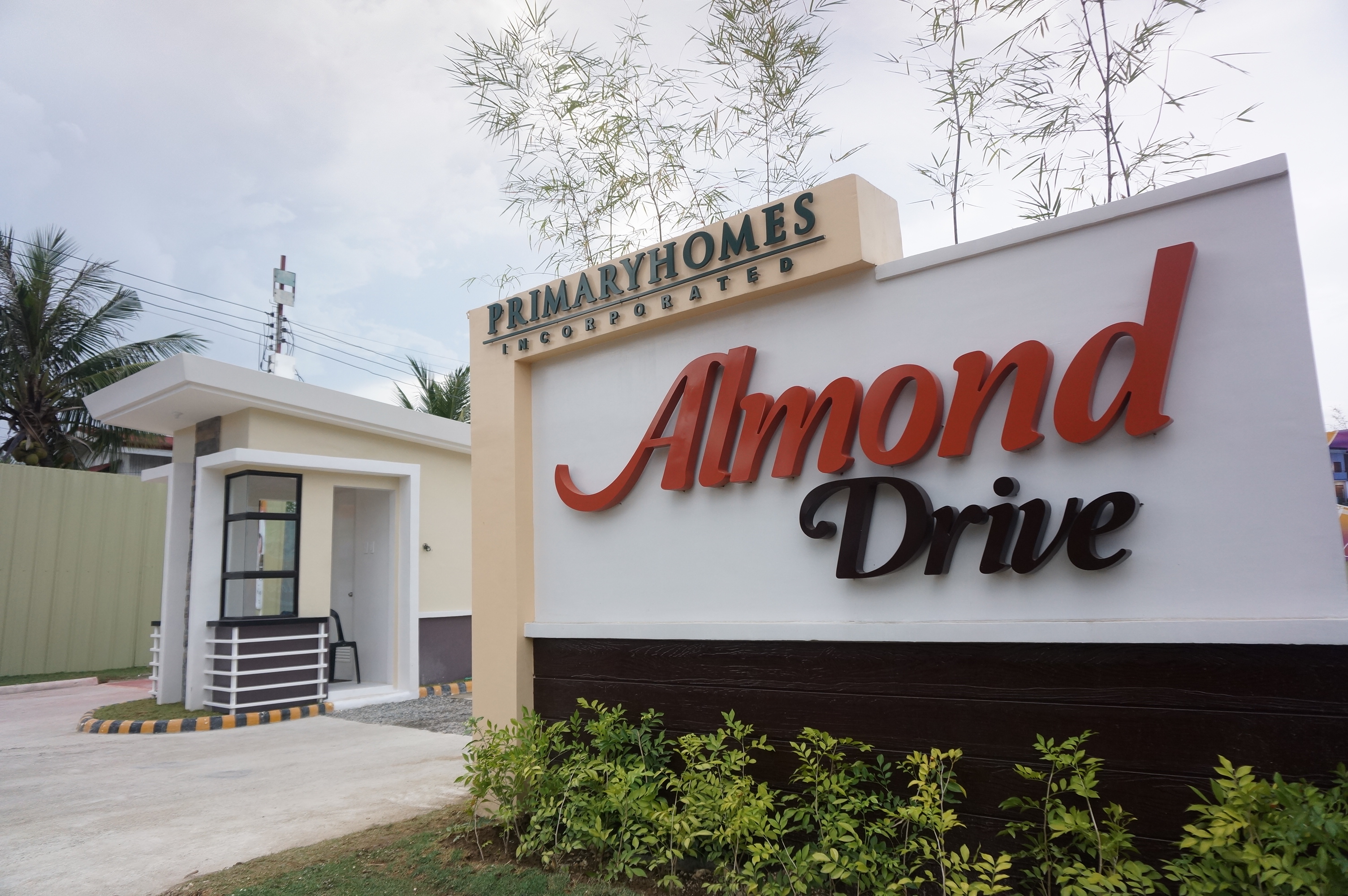 Almond-Drive-SRP-Gate-Guardhouse