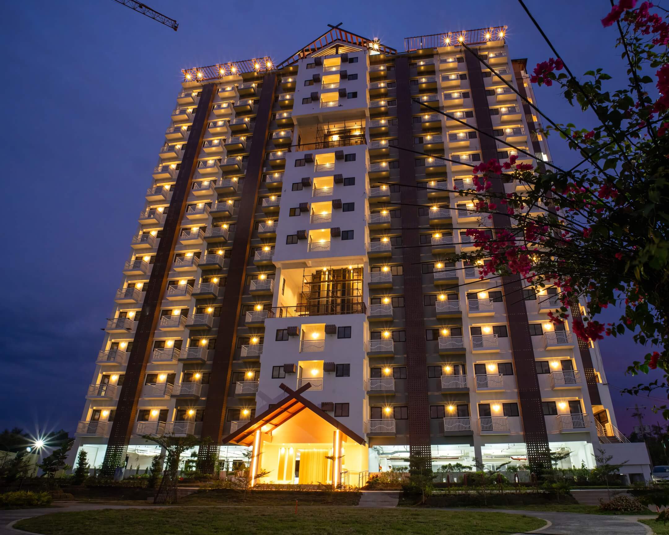Royal-Oceancrest-Panglao-2-Tower-A-at-Night