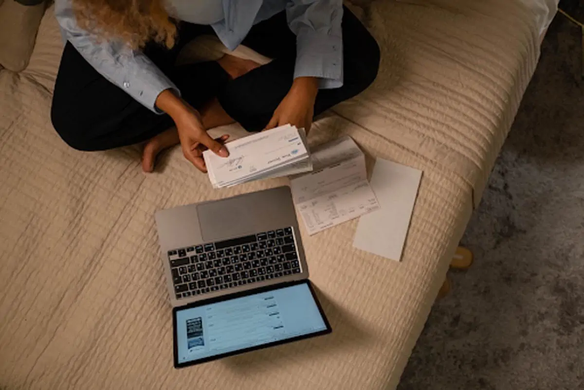 woman-on-bedroom-using-laptop